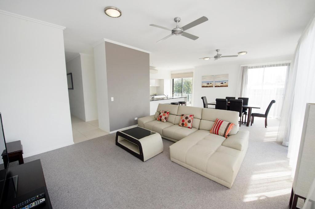 Gladstone Central Plaza living room