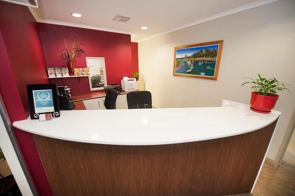 Gladstone front desk