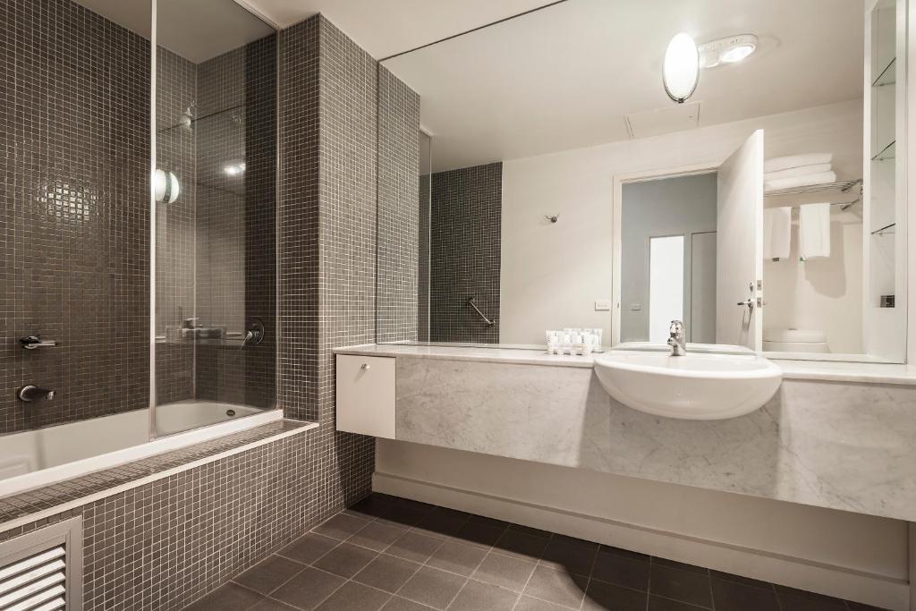 Melbourne CBD Central Apartment Hotel bathrom