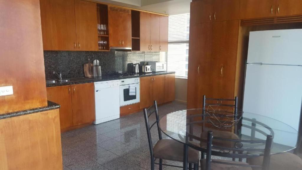 Melbourne CBD Central Apartment Hotel kitchen