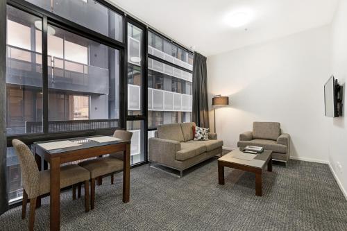 Melbourne CBD Central Apartment Hotel living