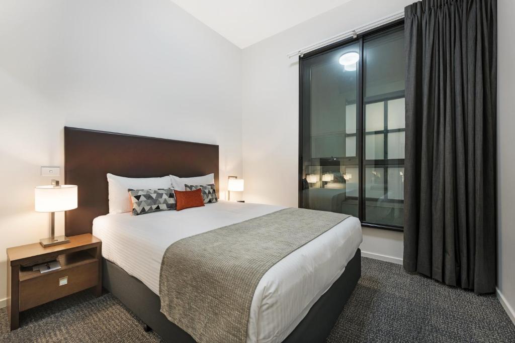 Melbourne CBD Central Apartment Hotel masterbed