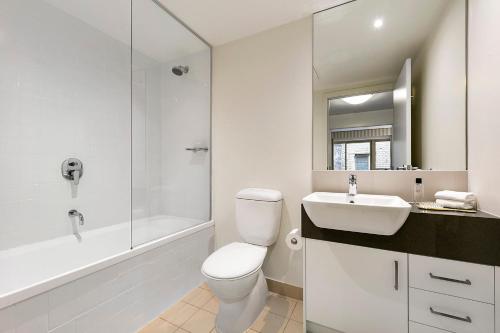 Melbourne Carlton Central Apartment Hotel bathroom