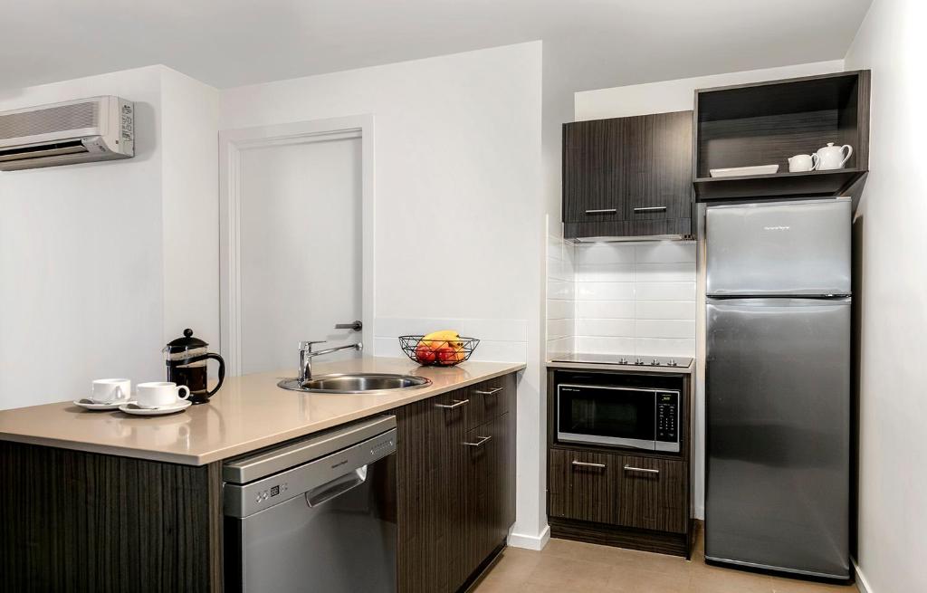 Melbourne Carlton Central Apartment Hotel kitchen v2