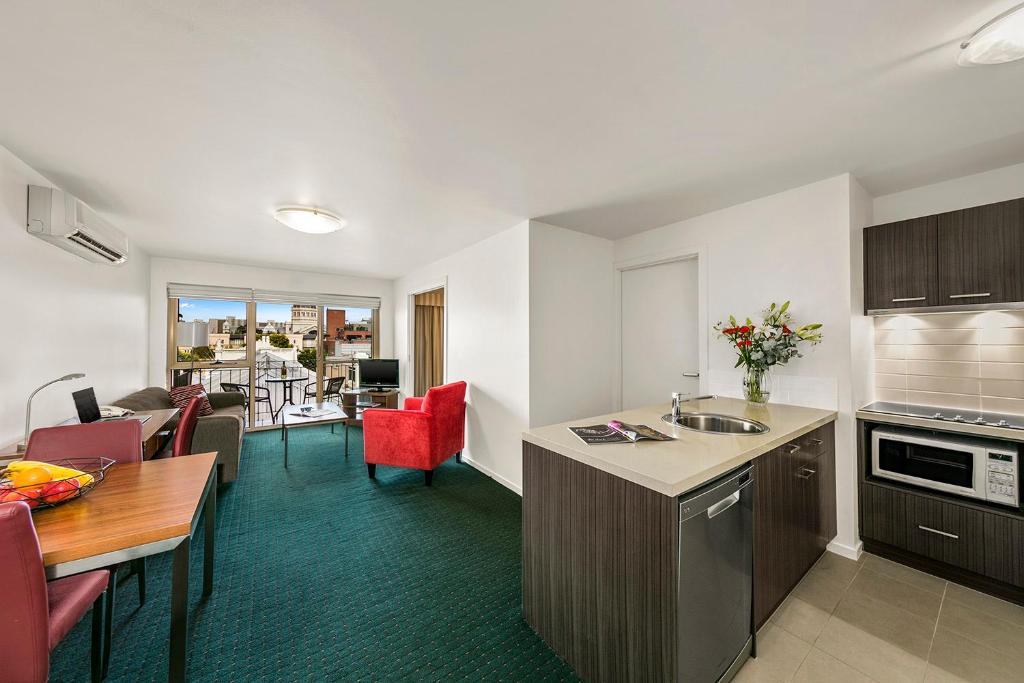 Melbourne Carlton Central Apartment Hotel kitchen