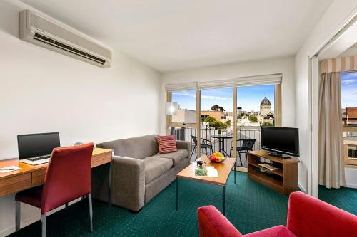 Melbourne Carlton Central Apartment Hotel living room 2